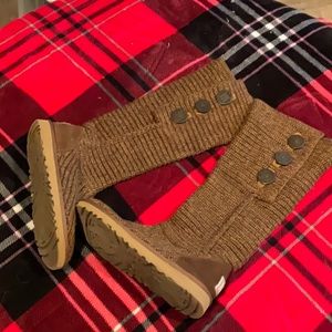 EUC Knitted uggs unique color